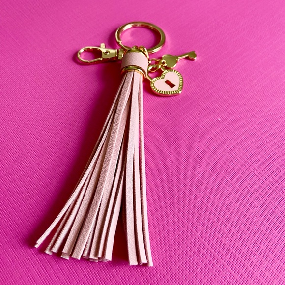 NEW. Bag charm or keychain. Faux leather tassel, removable heart lock charms - Picture 4 of 5
